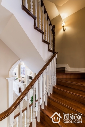 美式情调复式住宅欣赏楼梯间设计