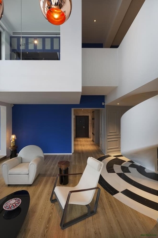 蓝色顶层复式公寓欣赏客厅效果
