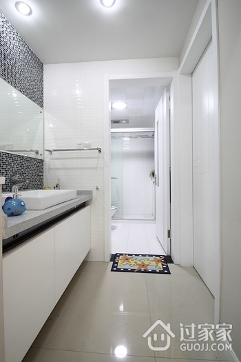 128平白色现代复式楼欣赏洗手间效果