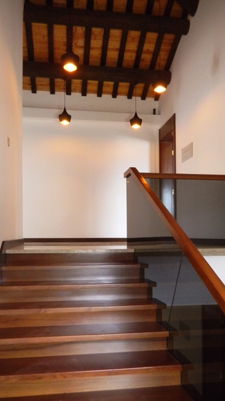 现代别墅硬装设计欣赏楼梯间