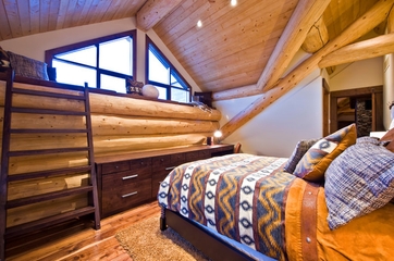 全木质美式别墅欣赏卧室陈设