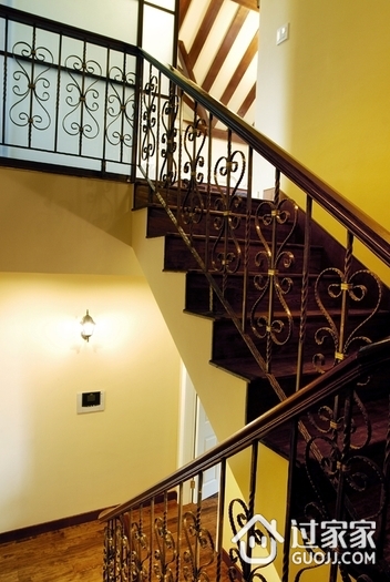 230平美式乡村别墅欣赏楼梯间设计