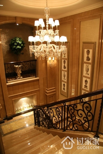 欧式风格别墅设计楼梯过道挂画