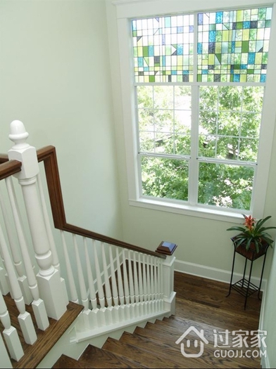 清爽白色美式别墅欣赏楼梯间
