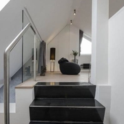 白色现代阁楼设计欣赏楼梯