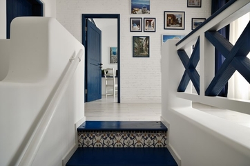 89平白色地中海住宅欣赏楼梯间设计