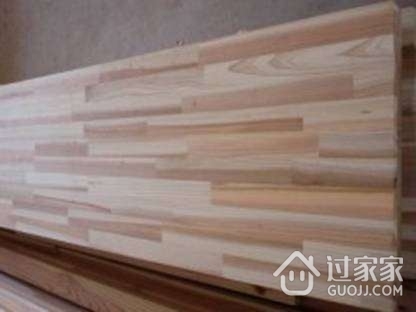 木材表面刷清漆基层刮腻子