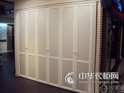 测评品牌 联邦高登 测评产品 欧式皮纹掩门衣柜 主要材质颗粒板,皮质