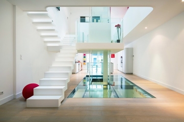 现代纯白别墅设计楼梯