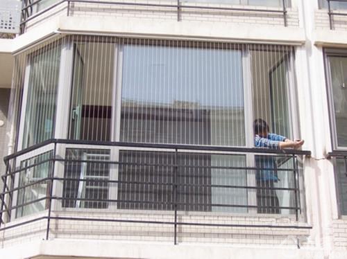 阳台防盗网到底不锈钢还是隐形网好？家有孩子的千万得注意啦