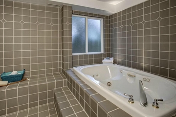 现代住宅装修效果图浴缸