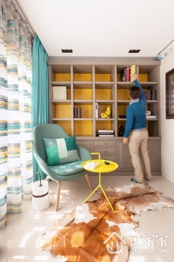 色彩淡雅现代一居室欣赏书房设计