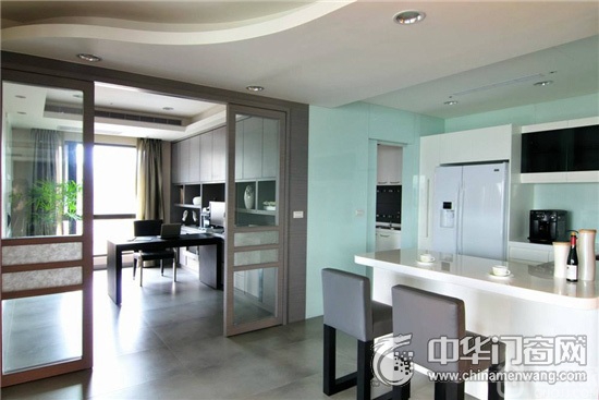 厨房玻璃门装修效果图 让中式厨房也能像开放