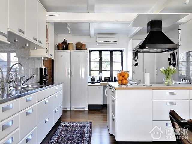 现代简约的黑白住宅欣赏厨房