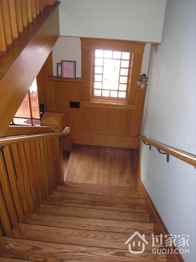 别墅木质楼梯