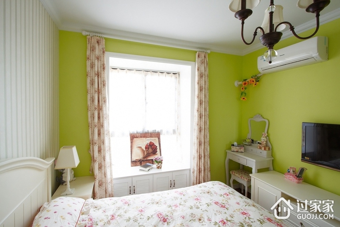 清新卧室窗帘装饰图 打造温馨三口之家