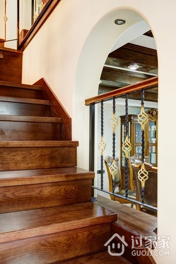 传统美式装饰别墅欣赏楼梯间