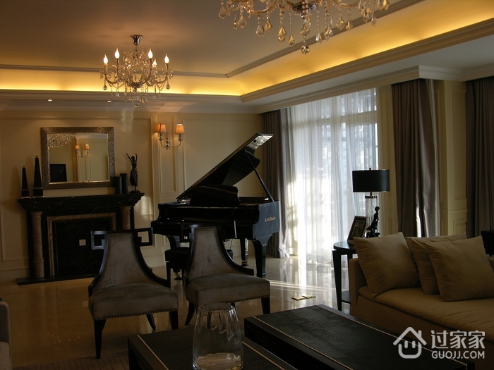欧式风格复式楼客厅钢琴