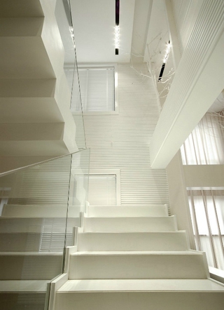 白色现代风格复式楼欣赏楼梯间