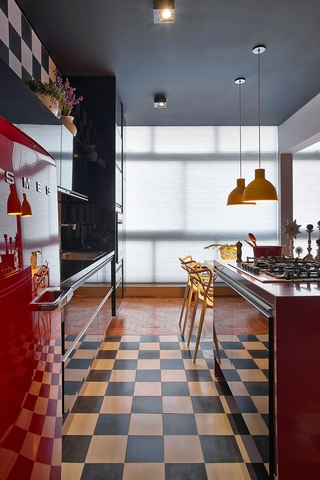 现代舒适彩色公寓欣赏厨房过道
