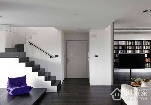 巧妙色彩搭配的复式一居室公寓设计