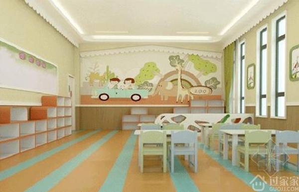 二、幼儿园室内设计注意事项? 1、幼儿园在装修时要注意幼儿活动室内要严谨铺设地毯,因为地毯容易吸附灰尘,加上儿童抵抗力不强,这样对儿童的健康很不利;而且在活动室内也不适宜铺设泡沫拼图,这些东西里面含有甲醛和苯,对儿童的健康更有害。 2、幼儿园内装修时,不要使用大芯板做门芯的复合门,因为他内部含有很高的甲醛,夏天气温高时,甲醛释放量就会成倍的增加,这对儿童的危害极大。 3、幼儿园装修过程中要严把材料关,因为大家都知道材料中含有的有害物质多;在幼儿园装修设计中要注意铅的防护,因为无论是何种装