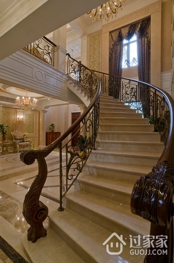 300平豪华法式别墅欣赏楼梯间