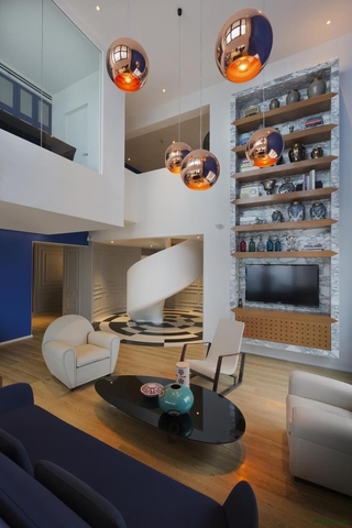 蓝色顶层复式公寓欣赏客厅设计