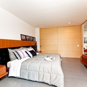 现代自然三居室设计欣赏卧室