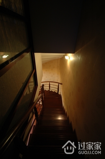 现代简约别墅设计楼梯灯具