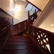 美式风情古典别墅欣赏楼梯间设计