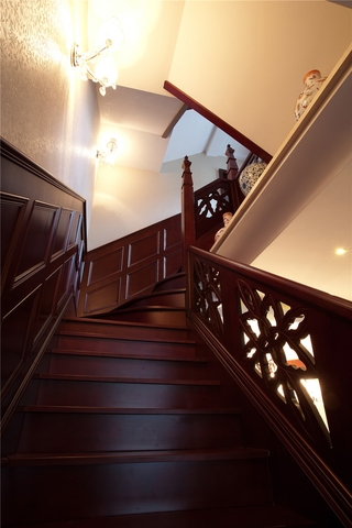 美式风情古典别墅欣赏楼梯间设计
