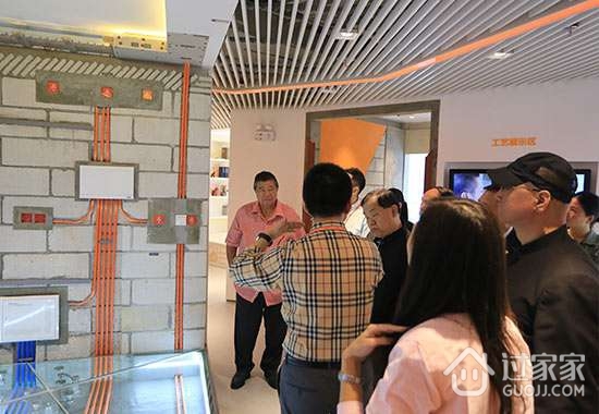 马来西亚敦林良实和拿督吴国强莅临过家家装修网体验馆
