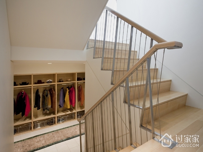 白色现代度假别墅欣赏楼梯间设计