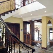 260平美式别墅欣赏楼梯间设计