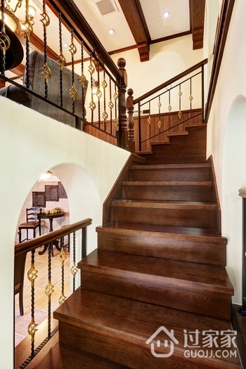 传统美式装饰别墅欣赏楼梯间设计