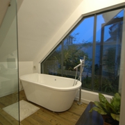 现代风格复式卫生间浴缸效果图