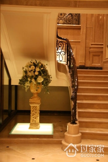 欧式风格别墅设计楼梯花艺摆件