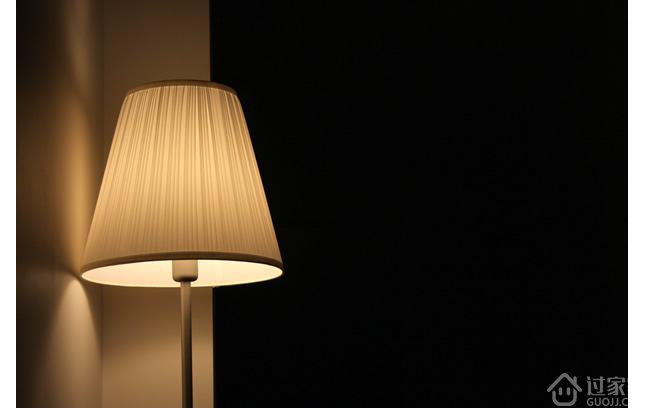 1、IKEA 勒斯达落地灯 虽说宜家的大家具质感不咋样,但它的很多小家居用品还是值得一看,毕竟以亲民平价品牌为定位,宜家玩的正是性价比。这件勒斯达落地灯作为热门口碑产品之一,也受到了很多消费者的青睐。不管是不愿将就的出租屋,还是精心布置的文艺民宿,都经常见到它的身影。 勒斯达落地灯采用铝制外形,整体造型简洁利落,没有多余线条。而可弯曲的灯臂设计也能让你随意调整灯光照射的方向。无论是沙发旁、工作台、床边,随便往那儿一放都超级百搭。宜家买了绝不后悔的榜单里一定有它一席之地。 2、Grasshopper F
