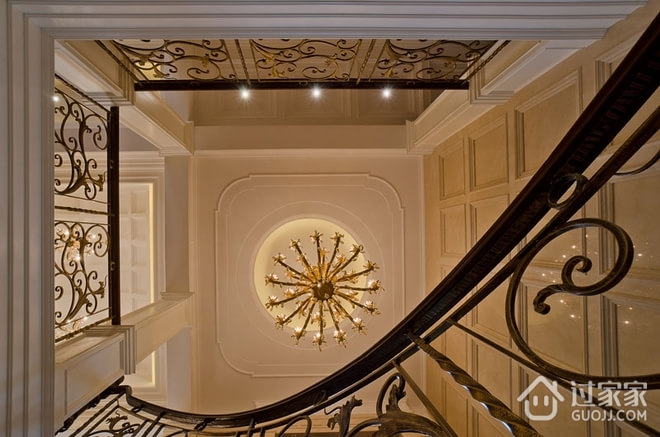 300平豪华法式别墅欣赏楼梯间设计