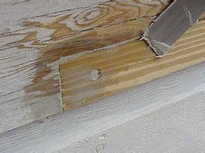 木材表面刷混油基层刮腻子