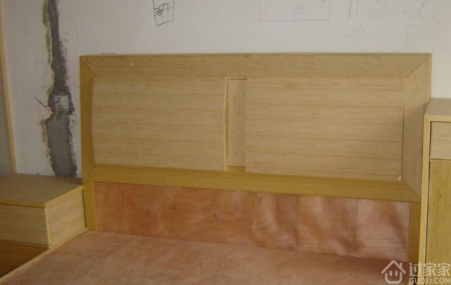 木工在对床头的设计和制作上,还是比较大气的.