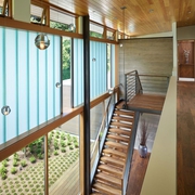 完美融合木质别墅欣赏楼梯间设计