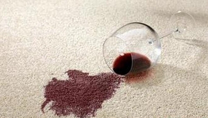 红酒倒地毯上了  怎么去除酒渍呢？