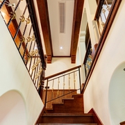 传统美式装饰别墅欣赏楼梯间设计