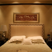欧式风格别墅设计主卧床头背景墙挂画