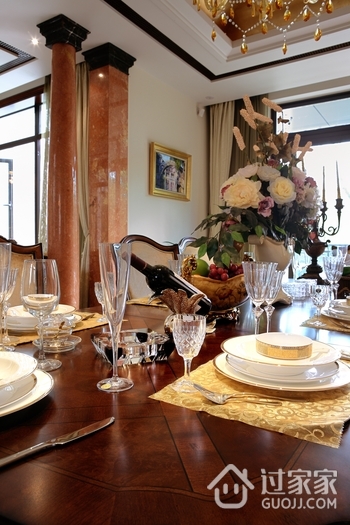 欧式别墅装饰效果餐桌