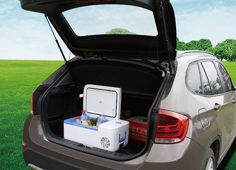 汽车冰箱也称车载冰箱,是指可以在汽车上直接使用的冷藏箱